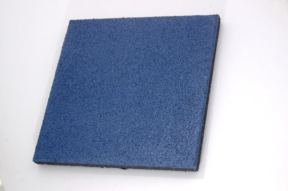 Gran Elastic recycled rubber tile in blue