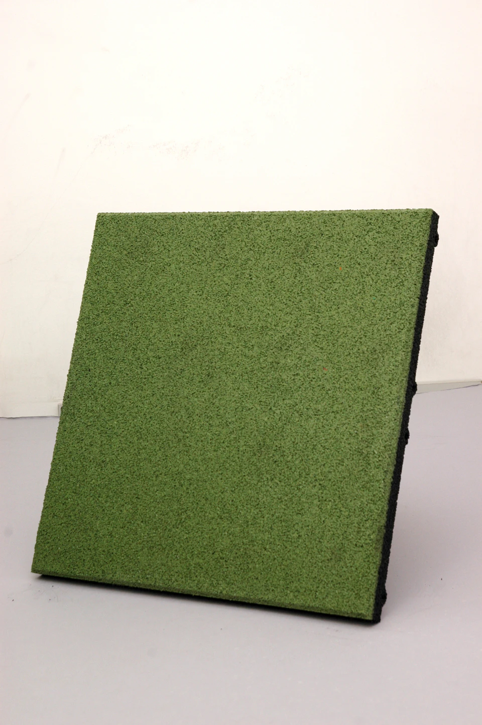 Gran Elastic recycled rubber tile in green