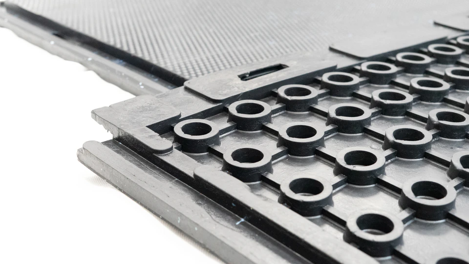Interlocking rubber mat edge connection detail