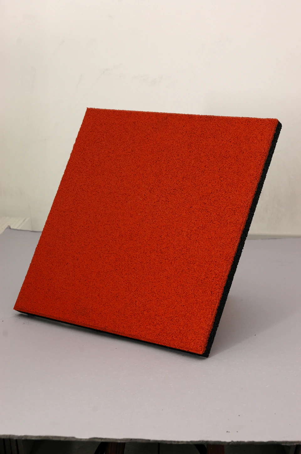 Gran Elastic recycled rubber tile in red